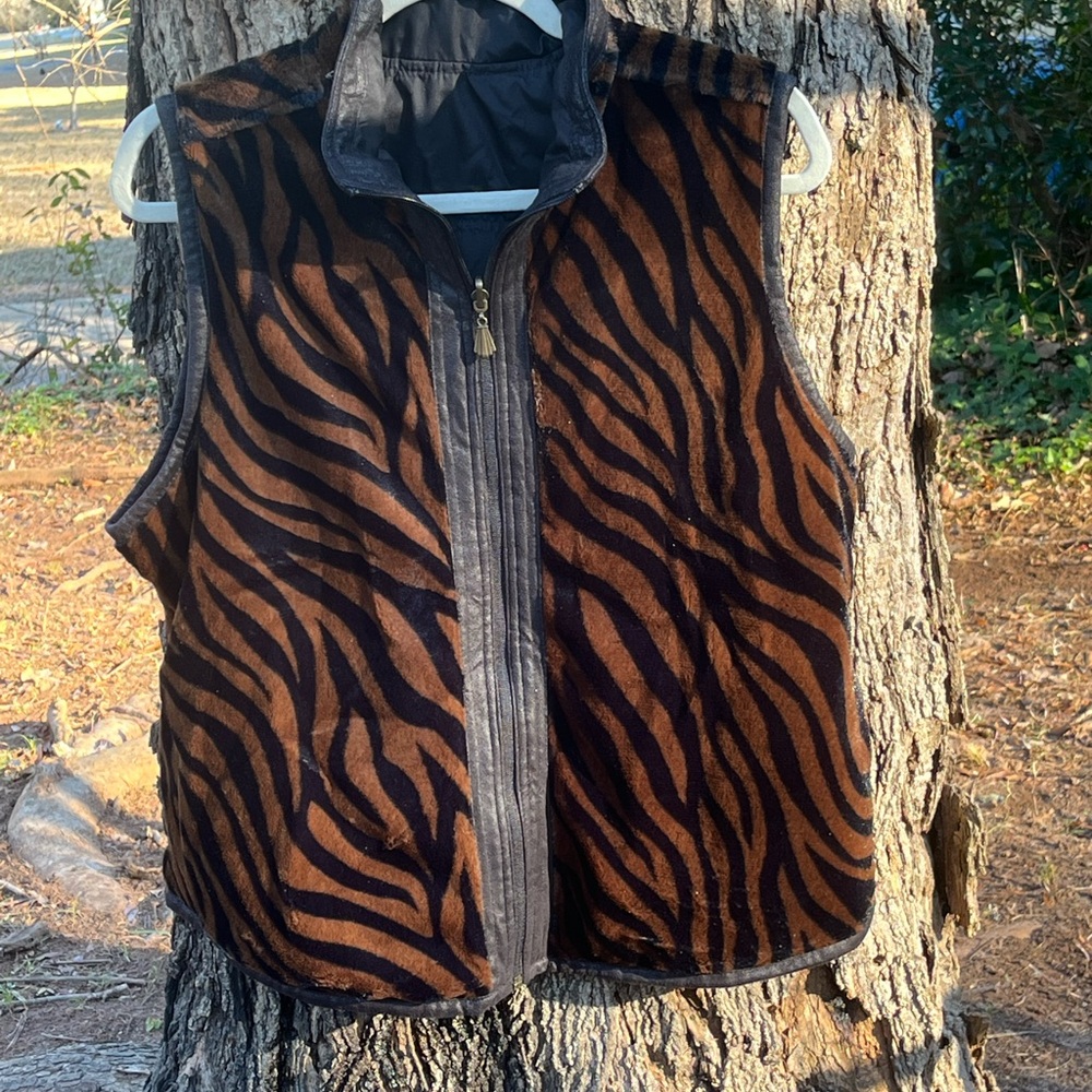 Women’s Animal print zipper front Vest. Size M
W3 - Picture 3 of 8